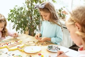 Arteterapia dla dzieci: fascynujące techniki Children-birthday-decorations-boys-girls-table-setting-with-food-cakes-drinks-party-gadgets