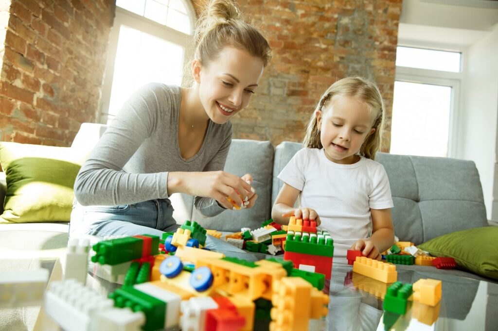 Rozwój zdolności motorycznych u dzieci: gry rozwijające zdolności motoryczne rąk Female-caucasian-teacher-little-girl-mom-daughter