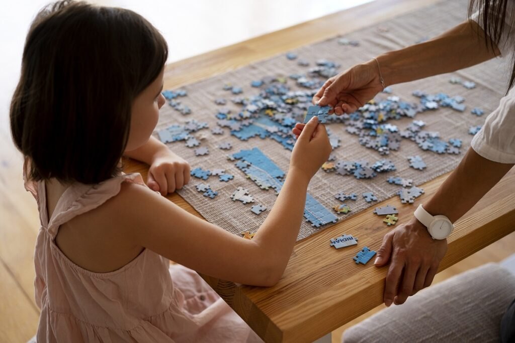 Rozwój zdolności motorycznych u dzieci: gry rozwijające zdolności motoryczne rąk Girl-playing-with-brain-teaser-toys