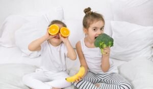 Jak wychowanie wpływa na odporność dziecka: porady dla rodziców Happy-two-cute-children-playing-with-fruits-vegetables
