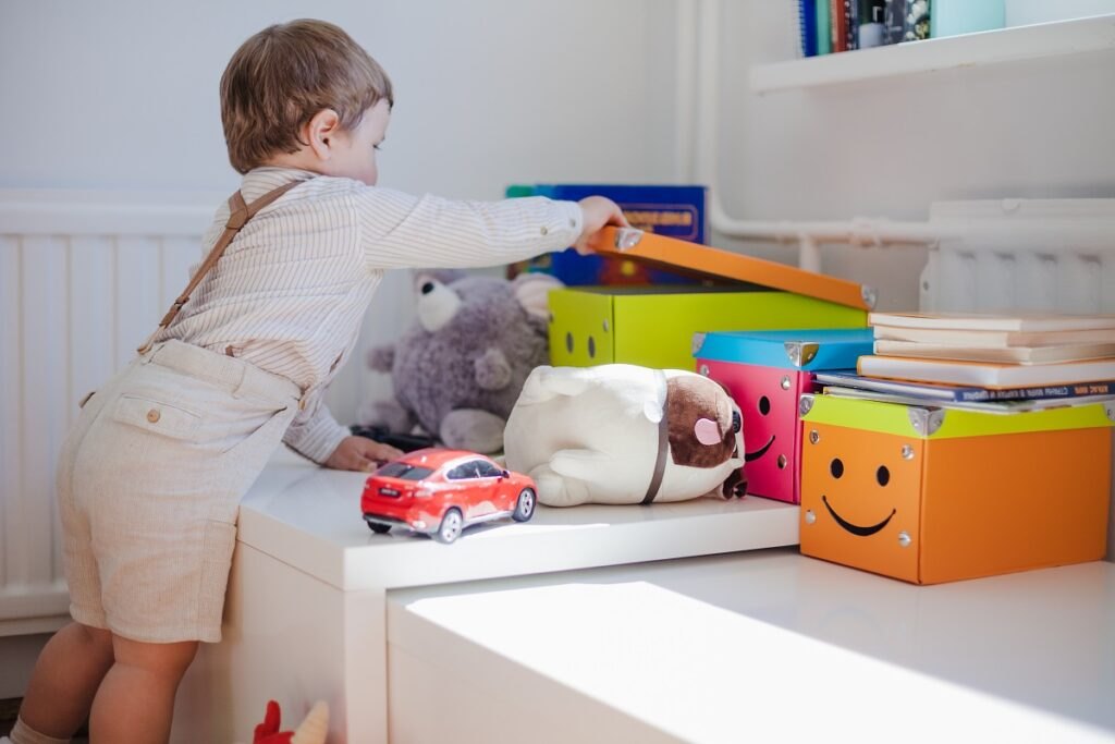 Rozwój zdolności motorycznych u dzieci: gry rozwijające zdolności motoryczne rąk Little-boy-opening-box-with-toys