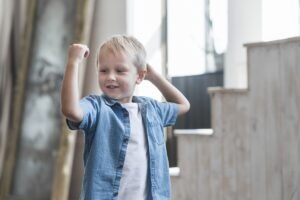 Jak pomóc dziecku stać się samodzielnym Portrait-smiling-boy-flexing-his-muscle
